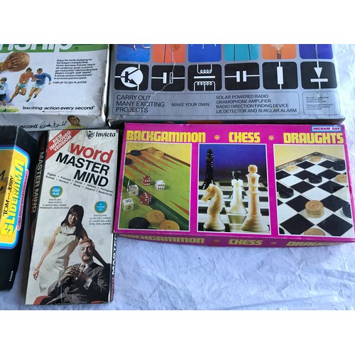 408 - Selection of board games , Monopoly, Berwick Whatchamacallit, Gordon Banks League Champion Football ... 