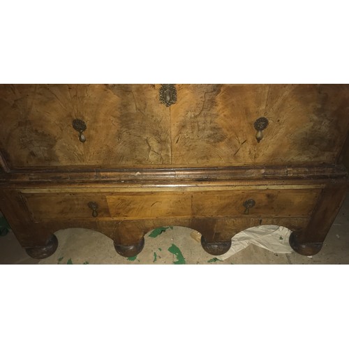 1227 - An 18thC walnut chest of drawers, 2 over 4 drawers, original brass drop handles. 102 w x 57 d x 116c... 