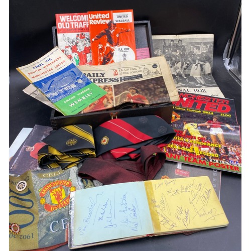 780 - A quantity of Manchester United memorabilia to include ties, scarf, newspapers, matchday programmes ... 