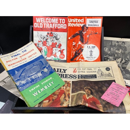 780 - A quantity of Manchester United memorabilia to include ties, scarf, newspapers, matchday programmes ... 