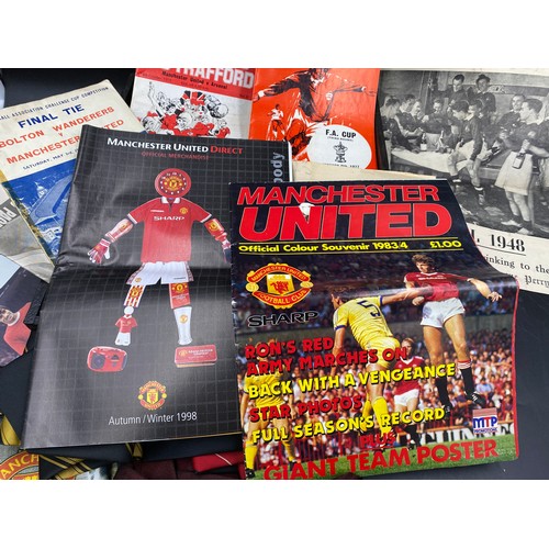 780 - A quantity of Manchester United memorabilia to include ties, scarf, newspapers, matchday programmes ... 