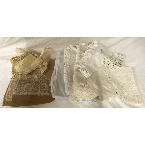 470 - A collection of table linen and lace crocheted napkins, circles and table cloths, embroidered table ... 