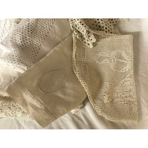 470 - A collection of table linen and lace crocheted napkins, circles and table cloths, embroidered table ... 