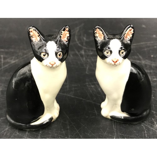 192 - A pair of Miranda C Smith miniature pottery black and white cats. Signed to the base. 7cm h.