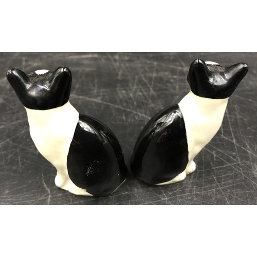 192 - A pair of Miranda C Smith miniature pottery black and white cats. Signed to the base. 7cm h.