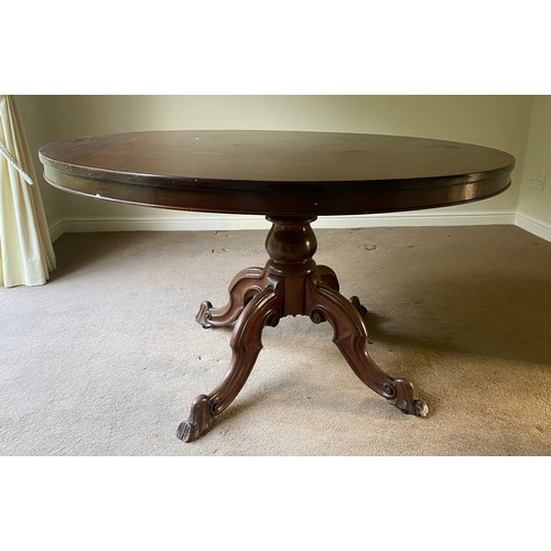 1257 - A mahogany Victorian tip top dining table on turned legs and tripod base. 132 diameter x 77cm h.