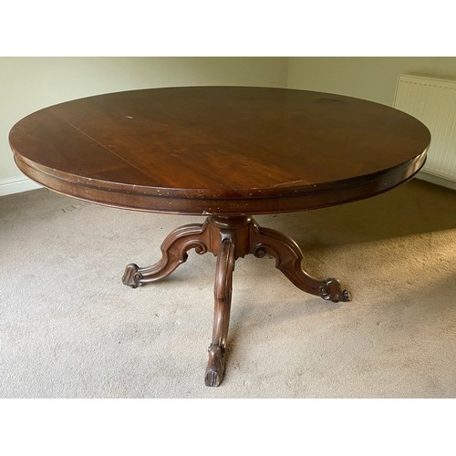 1257 - A mahogany Victorian tip top dining table on turned legs and tripod base. 132 diameter x 77cm h.