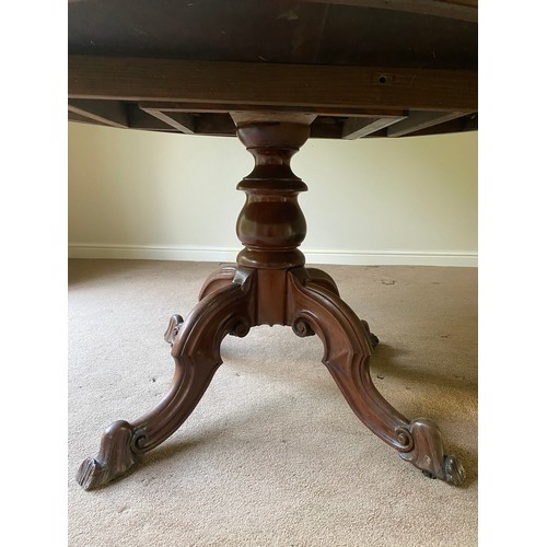 1257 - A mahogany Victorian tip top dining table on turned legs and tripod base. 132 diameter x 77cm h.