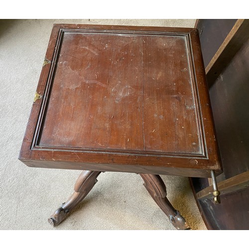 1257 - A mahogany Victorian tip top dining table on turned legs and tripod base. 132 diameter x 77cm h.