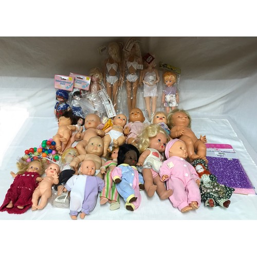 742 - A collection of dolls to include 8 international dolls with packaging, Hollywood Starlette etc. 16 x... 