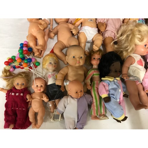 742 - A collection of dolls to include 8 international dolls with packaging, Hollywood Starlette etc. 16 x... 