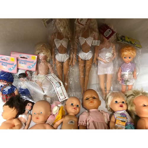 742 - A collection of dolls to include 8 international dolls with packaging, Hollywood Starlette etc. 16 x... 