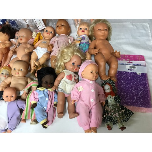 742 - A collection of dolls to include 8 international dolls with packaging, Hollywood Starlette etc. 16 x... 