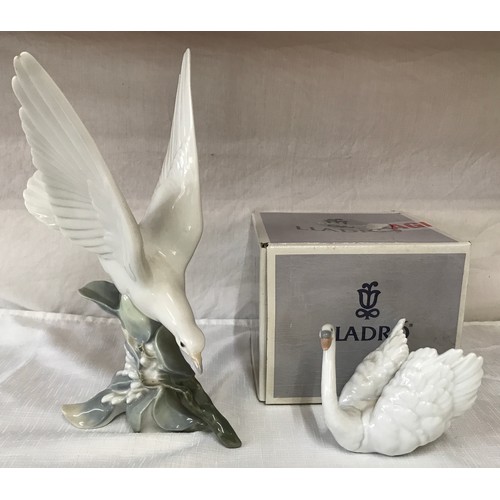 89 - A Lladro swan with box 10 cm h and a large Lladro seagull 27.5cm h.