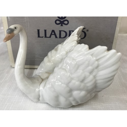 89 - A Lladro swan with box 10 cm h and a large Lladro seagull 27.5cm h.