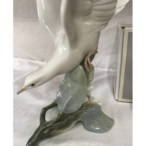 89 - A Lladro swan with box 10 cm h and a large Lladro seagull 27.5cm h.