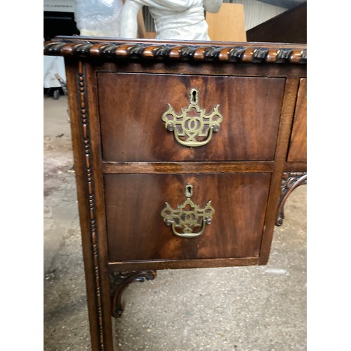 1194 - A mahogany leather topped writing desk. 115 l x 54 d x 78cms h.