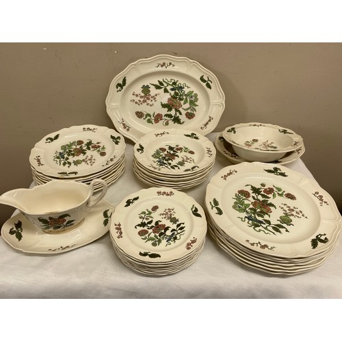 138 - A quantity of Wedgwood 'Mandarin' dinner ware comprising 4 x dinner 26cm, 7 x plate 23cm, 6 x side p... 