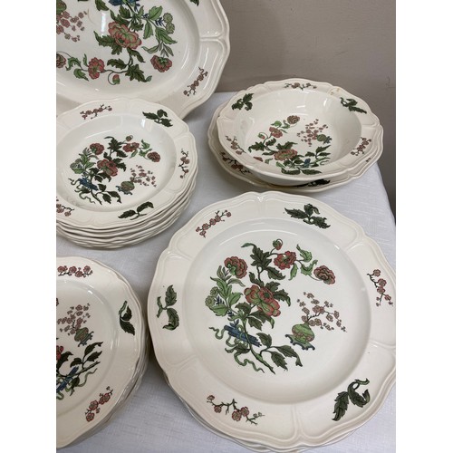 138 - A quantity of Wedgwood 'Mandarin' dinner ware comprising 4 x dinner 26cm, 7 x plate 23cm, 6 x side p... 