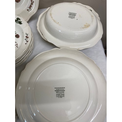 138 - A quantity of Wedgwood 'Mandarin' dinner ware comprising 4 x dinner 26cm, 7 x plate 23cm, 6 x side p... 