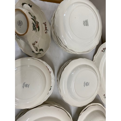 138 - A quantity of Wedgwood 'Mandarin' dinner ware comprising 4 x dinner 26cm, 7 x plate 23cm, 6 x side p... 