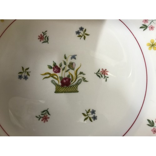 147 - A collection of Wedgwood 'Bianca' R4499 Williamsburg bone china to include 6 x side plates, 5 x dinn... 