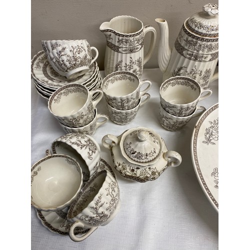 150 - A large quantity of Copeland Spode 'Indian Tree' dinner and tea ware comprising: 12 dinner plates 26... 