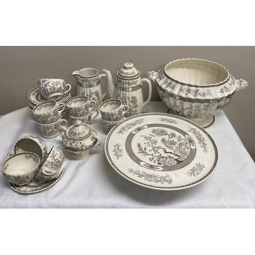 150 - A large quantity of Copeland Spode 'Indian Tree' dinner and tea ware comprising: 12 dinner plates 26... 