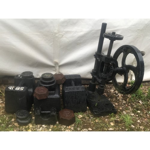 1269 - Selection of Avery cast iron weights 3 x 56lb, some 1lb and 1kg with 2kg together with a cast iron b... 