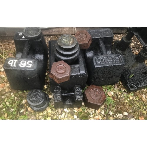 1269 - Selection of Avery cast iron weights 3 x 56lb, some 1lb and 1kg with 2kg together with a cast iron b... 