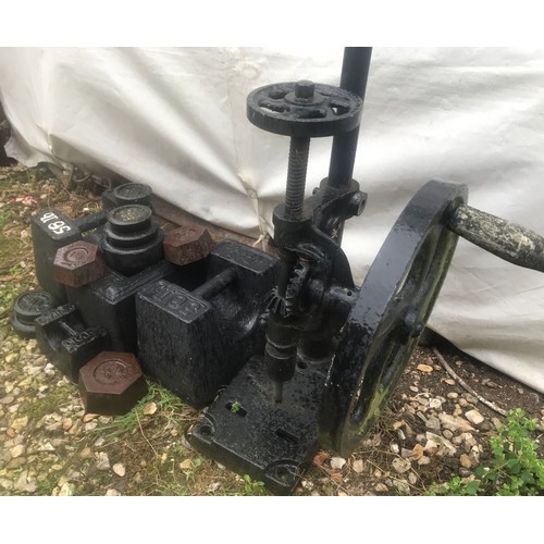 1269 - Selection of Avery cast iron weights 3 x 56lb, some 1lb and 1kg with 2kg together with a cast iron b... 