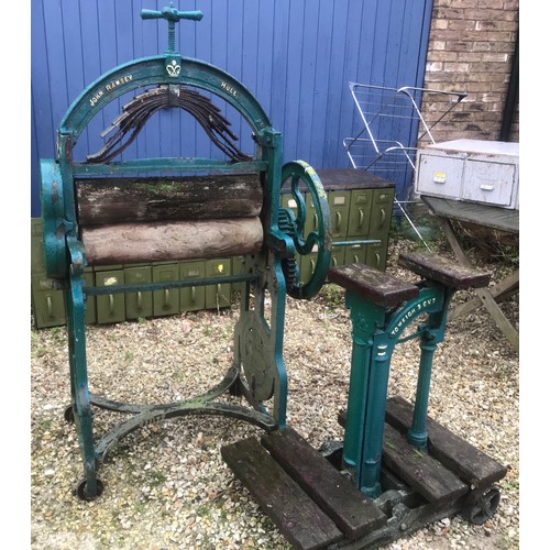 1272 - Avery cast iron platform scales and a large cast iron roller, John Ramsey of Hull.