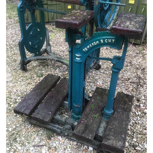 1272 - Avery cast iron platform scales and a large cast iron roller, John Ramsey of Hull.