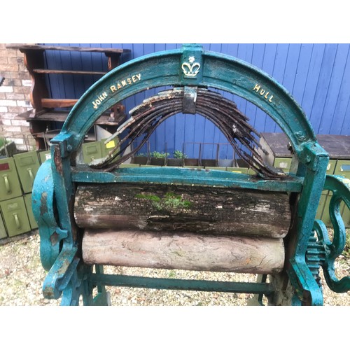 1272 - Avery cast iron platform scales and a large cast iron roller, John Ramsey of Hull.