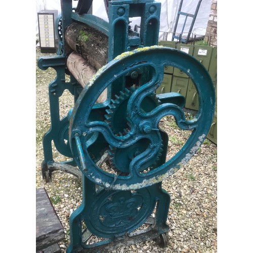 1272 - Avery cast iron platform scales and a large cast iron roller, John Ramsey of Hull.