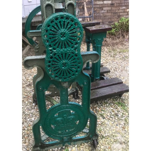 1272 - Avery cast iron platform scales and a large cast iron roller, John Ramsey of Hull.