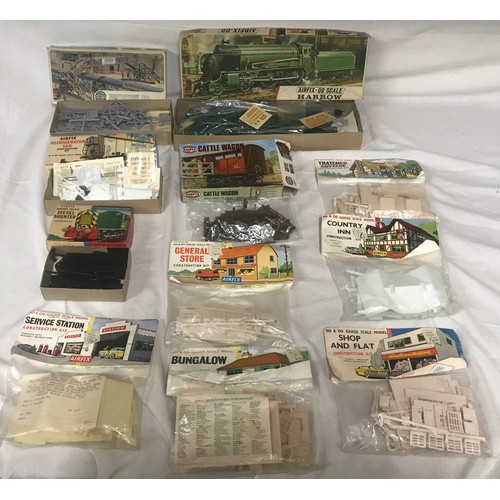 707 - Airfix kit models with a railway theme R402 Harrow Train, 02601-3 Footbridge, series 2 Refrigerator ... 