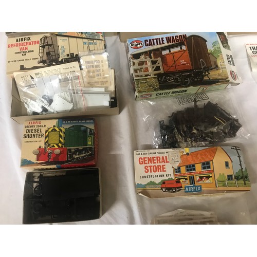 707 - Airfix kit models with a railway theme R402 Harrow Train, 02601-3 Footbridge, series 2 Refrigerator ... 