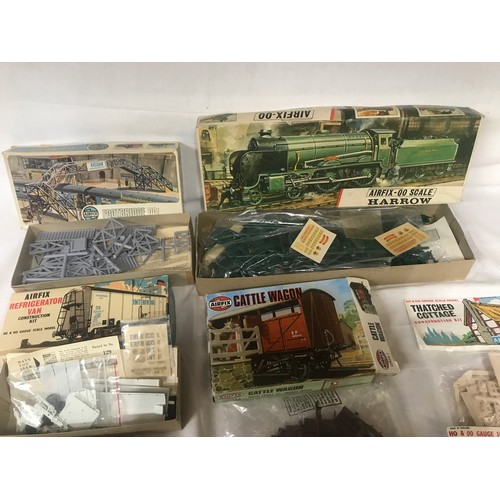 707 - Airfix kit models with a railway theme R402 Harrow Train, 02601-3 Footbridge, series 2 Refrigerator ... 