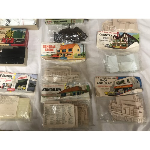 707 - Airfix kit models with a railway theme R402 Harrow Train, 02601-3 Footbridge, series 2 Refrigerator ... 