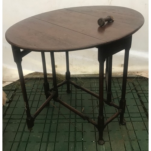 1125 - Small oak dropleaf gateleg table on pad feet, top 64 x 83cm extended x 67cm h.