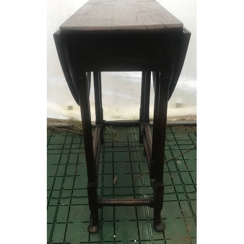 1125 - Small oak dropleaf gateleg table on pad feet, top 64 x 83cm extended x 67cm h.