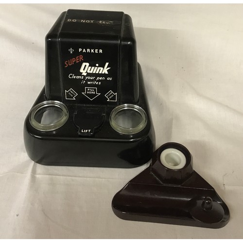 789 - A vintage Bakelite Parker Quink ink station “Cleans your pen as it writes “ .