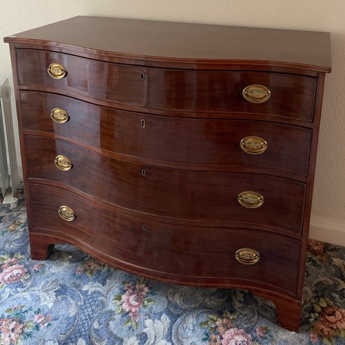 1158 - A mahogany and string inlaid serpentine fronted chest of 4 drawers on bracket feet and brass drop ha... 