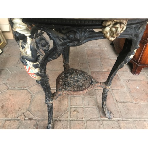 1279 - Circular cast iron pub table, Britannia and Lion heads base, N.E.B Ltd, Sunderland, mahogany top 65 ... 