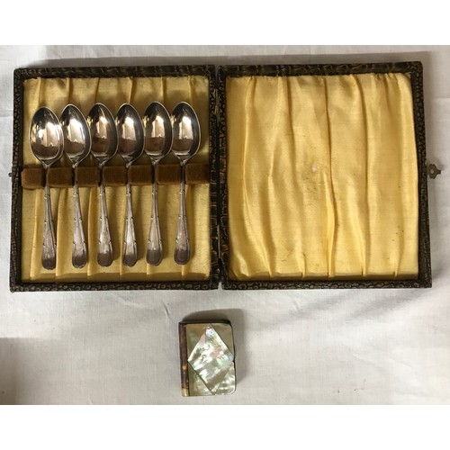 453 - Six boxed silver spoons, Sheffield 1922, 72gm together with a white metal mother of pearl and tortoi... 