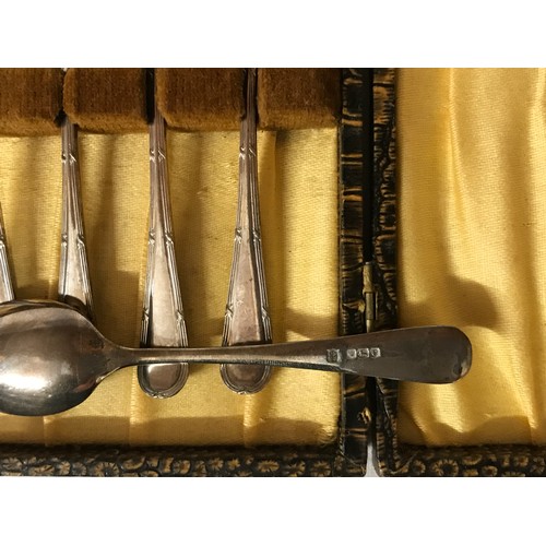 453 - Six boxed silver spoons, Sheffield 1922, 72gm together with a white metal mother of pearl and tortoi... 