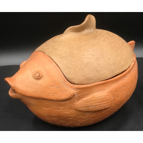 92 - Pottery casserole dish in the form of a fish with sauce jug dish, approx 32cm l, jug 18cm l together... 