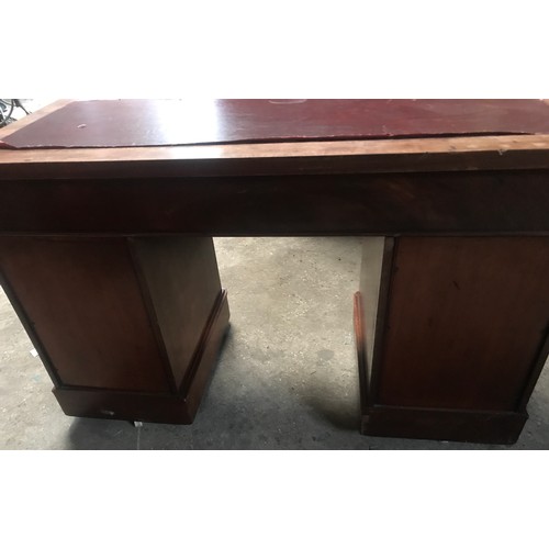 1180 - A Victorian mahogany kneehole pedestal desk with 9 drawers and brass handles and red rexine inlay to... 