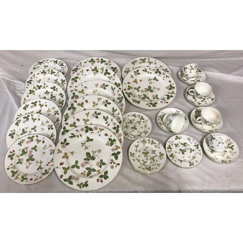 99 - Wedgwood Wild Strawberry dinner and tea ware 8 dinner plates 27.5cm w, 6 smaller plates 20.5cm w, 5 ... 